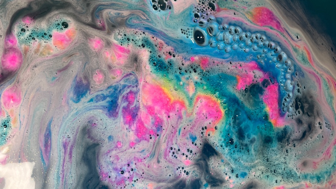 Lush Intergalactic Bath Bomb Review - vibrant colors